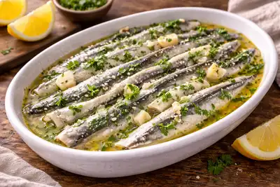 Испанская холодная закуска из анчоусов, маринованных в белом винном уксусе с чесноком и петрушкой.