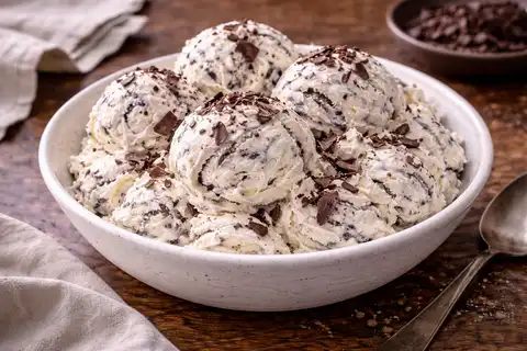 Классическое итальянское джелато с ванильной основой и тонкими хрустящими прожилками шоколада.