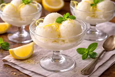 Освежающий лимонный сорбет с яркой цитрусовой кислотностью и чистым прохладным вкусом.