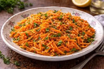 Лёгкий морковный салат с дижонской заправкой и свежей петрушкой.