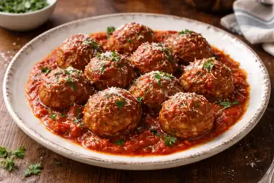 Сочные итальянские фрикадельки из говядины в насыщенном томатном соусе с травами.