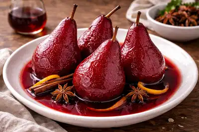 Французский десерт из нежных груш, томлёных в пряном красном вине с цитрусом и корицей.