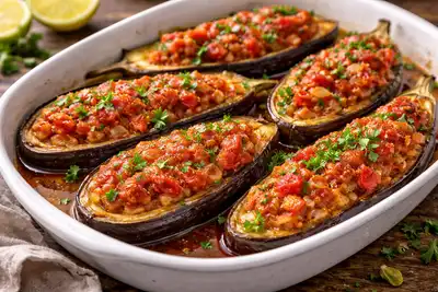 Турецкие баклажаны, запечённые с томатно-луковой начинкой, чесноком и оливковым маслом.