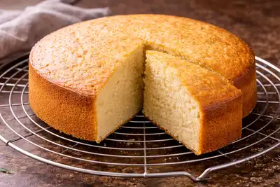 Мягкий ванильный бисквит для тортов и порционной десертной подачи.