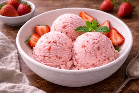 Нежное домашнее мороженое с ярким вкусом свежей клубники и сливочной текстурой.