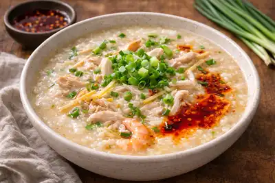 Согревающая рисовая каша в азиатском стиле с курицей, имбирём и зелёным луком.