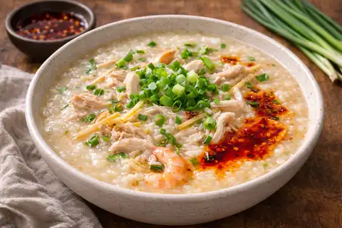 Согревающая рисовая каша в азиатском стиле с курицей, имбирём и зелёным луком.