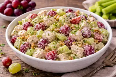 Лёгкий куриный салат с виноградом, сельдереем и йогуртовой заправкой.