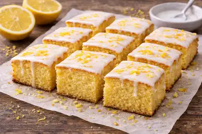 Классический лимонный кекс с сахарной пропиткой и лёгкой глазурью.