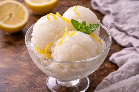 Освежающий лимонный сорбет с чистым цитрусовым вкусом и лёгкой шелковистой текстурой.