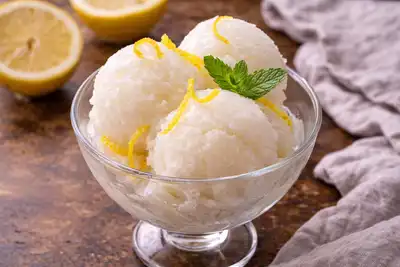 Освежающий лимонный сорбет с чистым цитрусовым вкусом и лёгкой шелковистой текстурой.