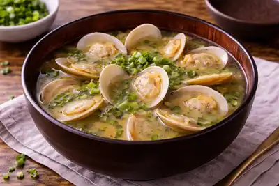 Лёгкий японский суп на даси с моллюсками асари, мисо и зелёным луком.