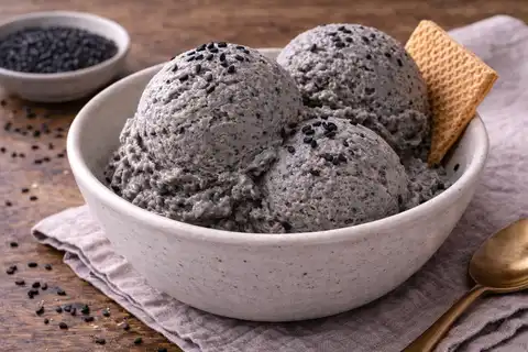 Нежное японское мороженое с ореховым вкусом обжаренного чёрного кунжута.