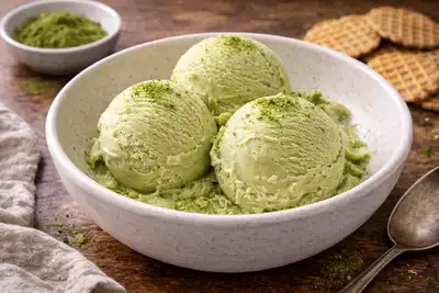 Нежное японское мороженое с насыщенным вкусом матча и бархатистой сливочной текстурой.