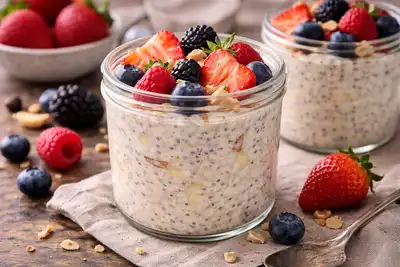 Овсянка без варки с йогуртом и фруктами для удобного завтрака на следующий день.