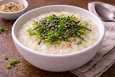 Нежная японская рисовая каша окаю с мягкой текстурой и деликатным вкусом.