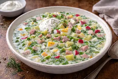 Освежающий холодный суп с овощами, яйцами и колбасой в лёгкой кефирной основе.