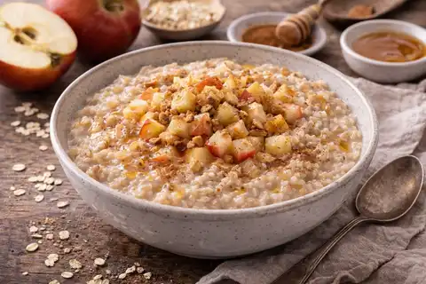 Тёплая овсяная каша с яблоком и корицей для сбалансированного завтрака.