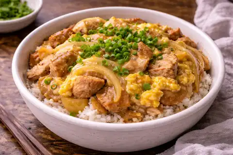 Японское блюдо из курицы и яйца в сладко-солёном соусе, поданное на горячем рисе.