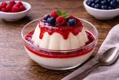 Нежная итальянская панна-котта с ванилью и ярким ягодным соусом.