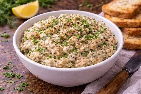 Быстрый паштет из копчёной скумбрии с мягким сыром, лимоном и хреном.