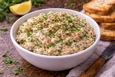 Быстрый паштет из копчёной скумбрии с мягким сыром, лимоном и хреном.