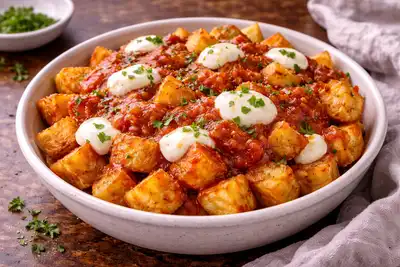 Испанская закуска из хрустящего картофеля с пикантным томатным соусом бравас.