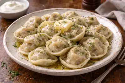 Классические русские пельмени с сочной мясной начинкой и тонким эластичным тестом.