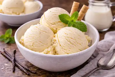 Классическое ванильное мороженое с насыщенной сливочной текстурой и мягкой сладостью.