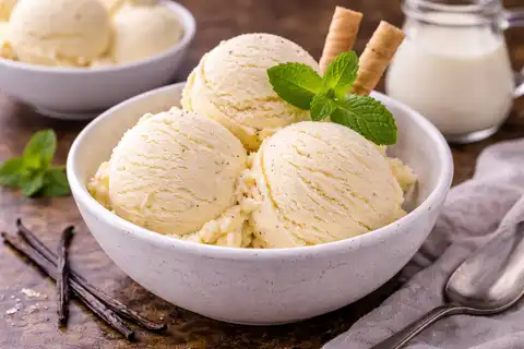 Классическое ванильное мороженое с насыщенной сливочной текстурой и мягкой сладостью.