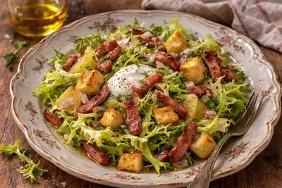 Сытный итальянский салат с салями, сыром и хрустящими овощами в яркой винной заправке.