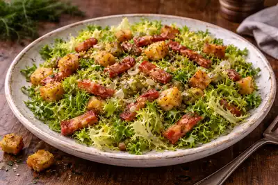 Французский тёплый салат из фризе с лардонами, крутонами и пикантной винегретной заправкой.