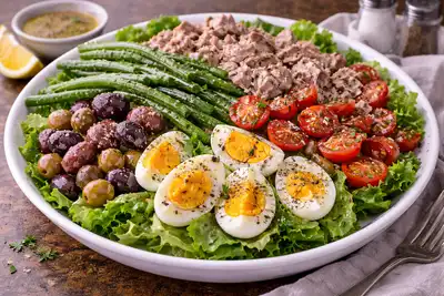Французский салат нисуаз с тунцом, фасолью, яйцами и оливками.