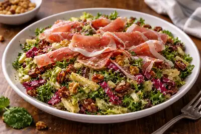 Итальянский салат с радиччио, эндивием, прошутто и сырной заправкой на основе горгонзолы.