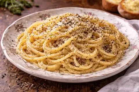 Классическая римская паста с пекорино и чёрным перцем в кремовой эмульсии.
