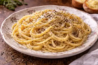 Классическая римская паста с пекорино и чёрным перцем в кремовой эмульсии.
