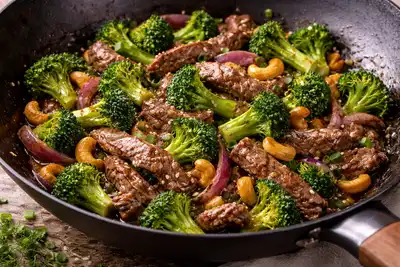 Быстрый тайский стир-фрай с говядиной, брокколи и кешью в насыщенном соусе.