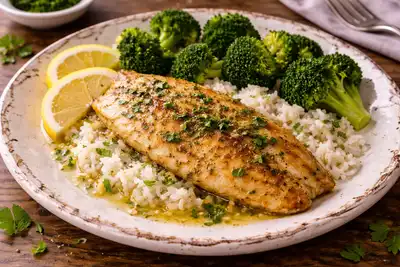 Нежное филе тилапии с лёгкой золотистой корочкой и свежим лимонно-чесночным ароматом.