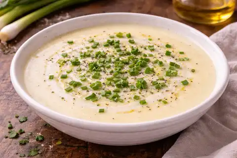 Нежный французский крем-суп из картофеля и лука-порея с деликатной сливочной текстурой.