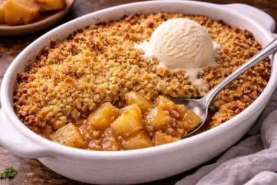 Тёплый британский десерт из запечённых яблок под рассыпчатой масляной крошкой.