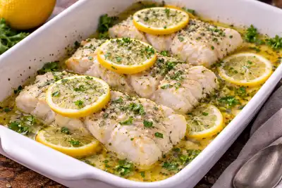 Нежная треска, запечённая с лимоном и травами, для лёгкого горячего блюда.